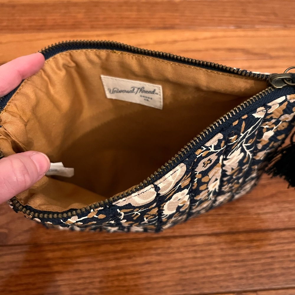 Universal Thread Pouch - Picture 3 of 3